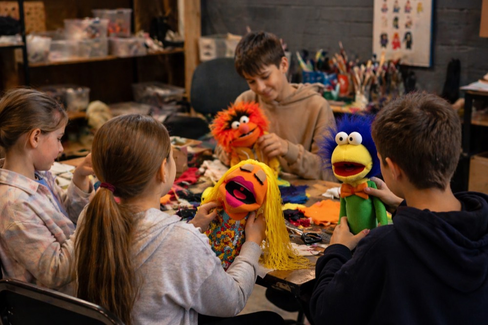 Дети создают кукол маппетов на интенсиве