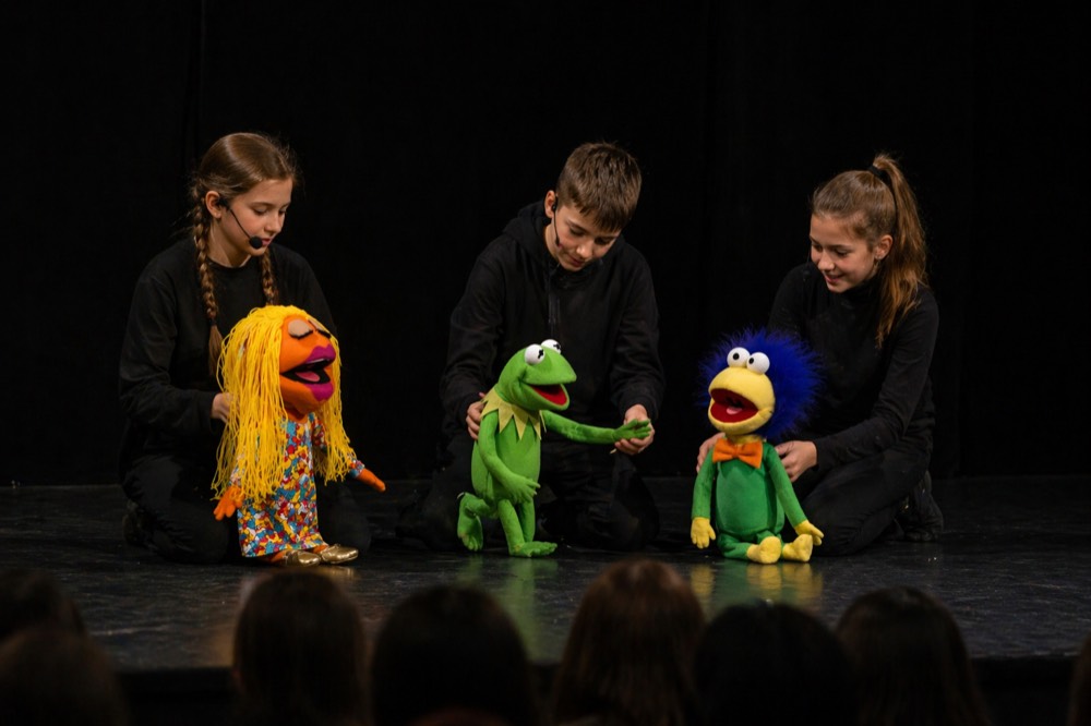 Показ кукол маппетов на сцене